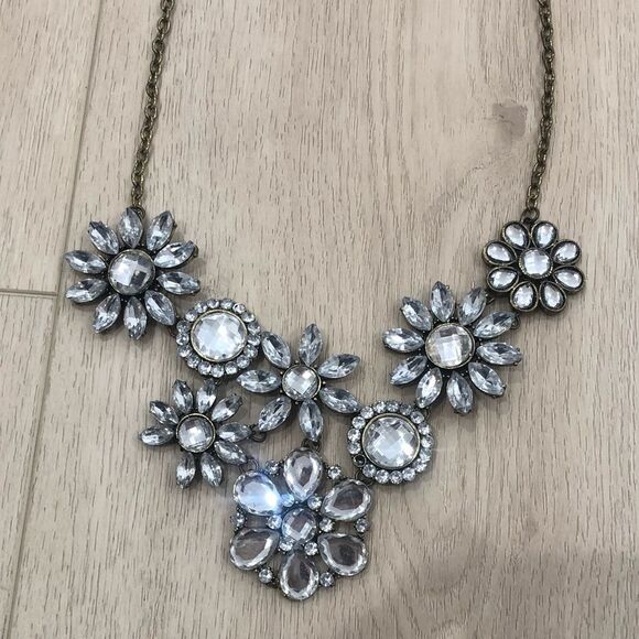Flower gunmetal stone statement necklace - Picture 4 of 15